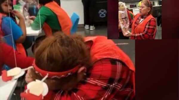 Mujer llora al recibir de regalo una muñeca: “Yo nunca tuve una”