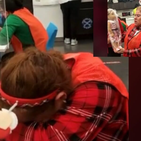 Mujer llora al recibir de regalo una muñeca: “Yo nunca tuve una”