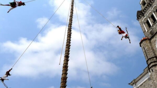 Volador de Cuetzalan muere tras caer de unos 20 metros de altura