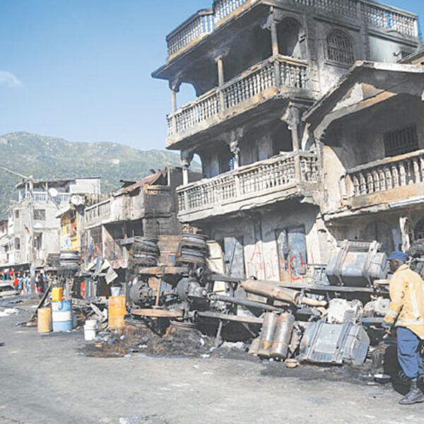 Explosión de camión cisterna deja 62 personas fallecidas