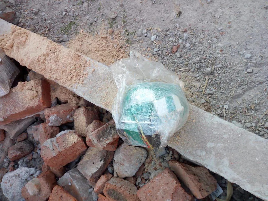 Uno de los artefactos explosivos desactivados por el heroico capitán de la Marina.