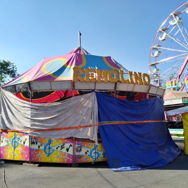 Juego mecánico se sale del riel y deja 8 personas lesionadas