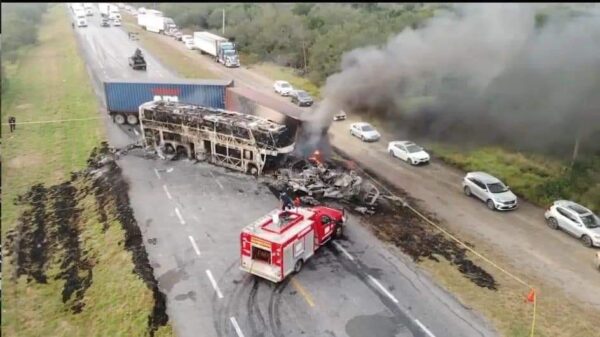 Choque en Tamaulipas deja cinco calcinados y 31 heridos.
