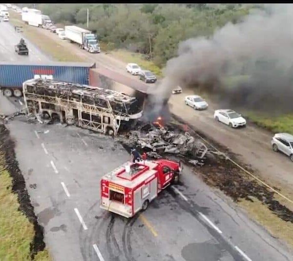 Choque en Tamaulipas deja cinco calcinados y 31 heridos.