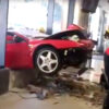 Video: Abuelo de compras navideñas estrella su Ferrari en plaza comercial