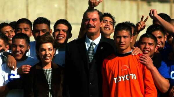 Fox está yendo a la nocturna, lanza tuit con pocas faltas de ortografía