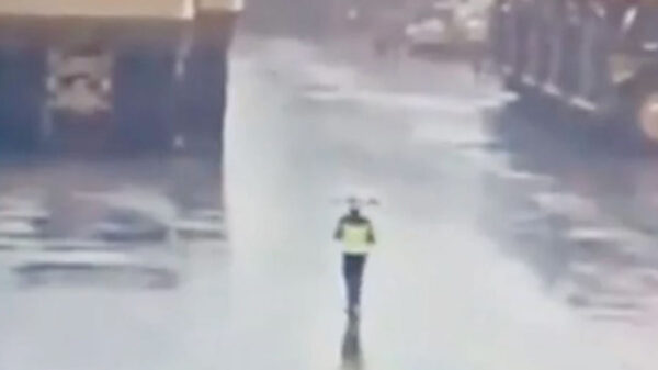 Le cae rayo a guardia de seguridad y se salva de morir