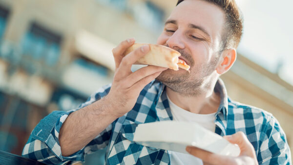 Según estudios, los hombres comen de más por estas razones