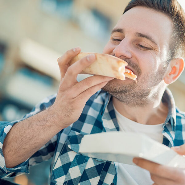 Según estudios, los hombres comen de más por estas razones