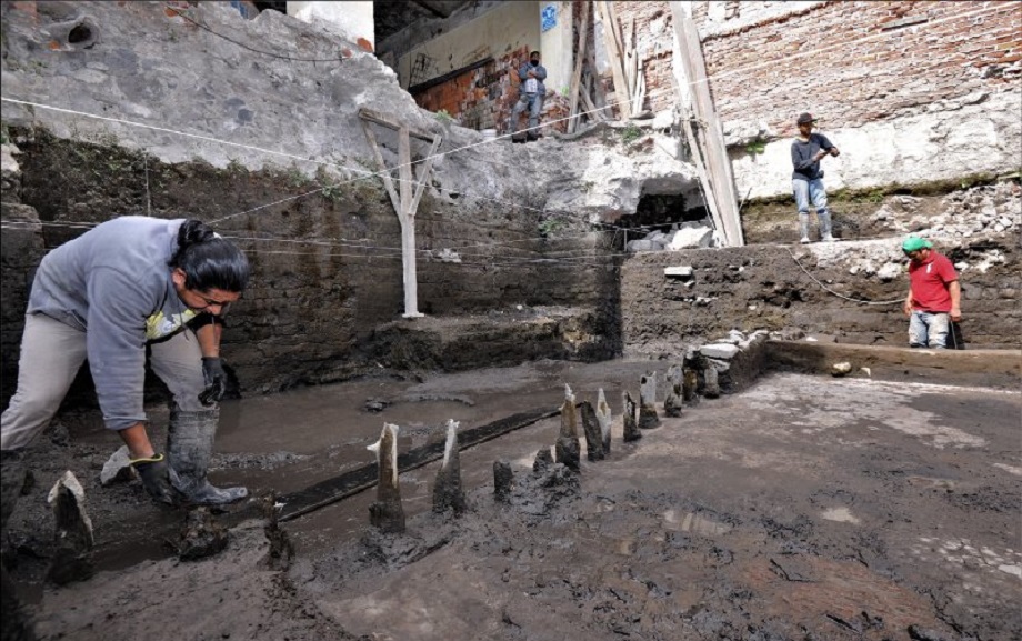 Descubren cerca de Plaza Garibaldi una rica ofrenda mexica; se integra por diversos materiales como una olla con restos óseos y 13 sahumadores.