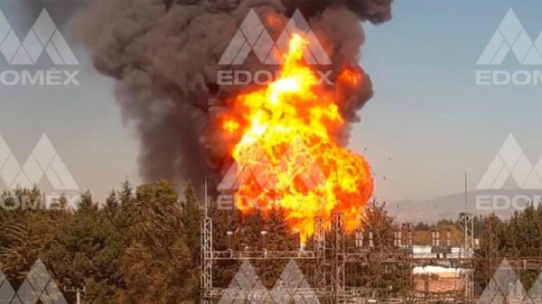 Video: Brutal incendio consume fábrica en el Estado de México