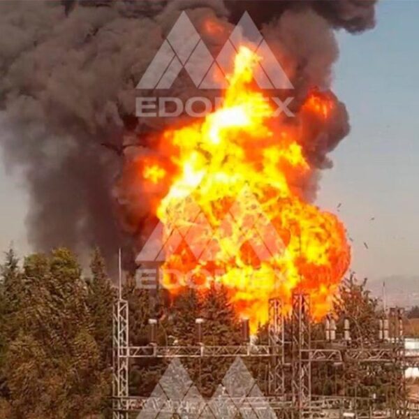 Video: Brutal incendio consume fábrica en el Estado de México