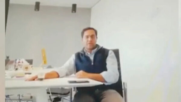 Jefe ‘no le da la cara a sus empleados’ y a través de videollamada despide a 900