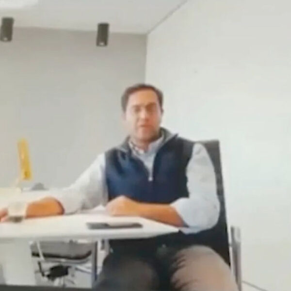 Jefe ‘no le da la cara a sus empleados’ y a través de videollamada despide a 900