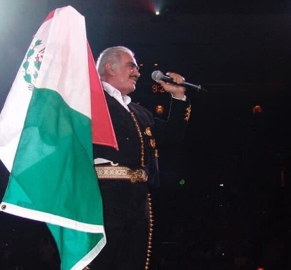 Lamenta el presidente López Obrador la muerte de Vicente Fernández.