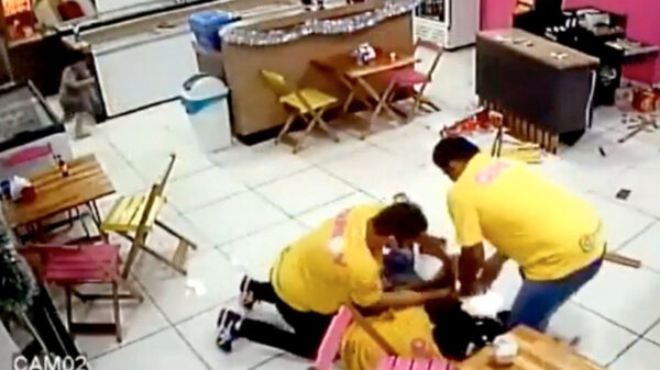 Intenta robar en una heladería, empleados lo someten y golpean