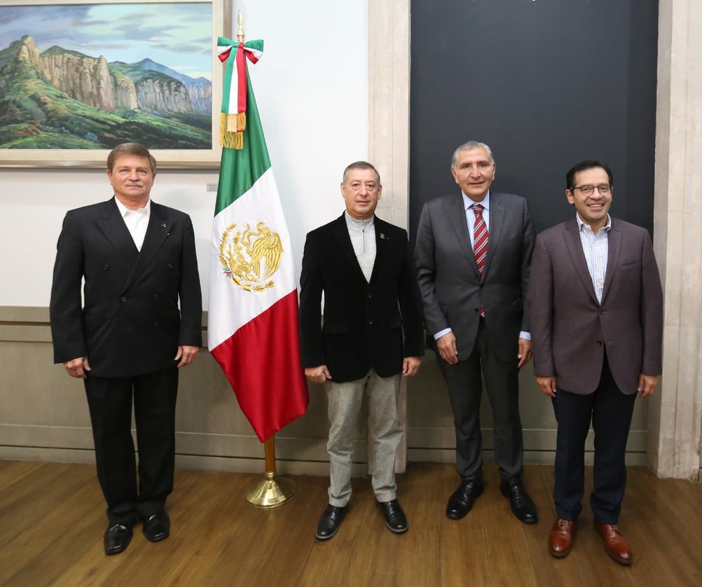 El general Jens Pedro Lohmann, primero a la izquierda, asumió el pasado 30 de noviembre la titularidad de Birmex, en lugar de Pedro Zenteno, a su izquierda. En la imagen, aparece también el secretario de Gobernación, Adán Augusto López, y el director saliente del ISSSTE, Luis Antonio Ramírez Pineda.