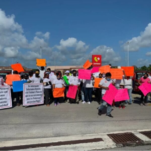 Exigen mototaxistas de Cancún la liberación de unidades.