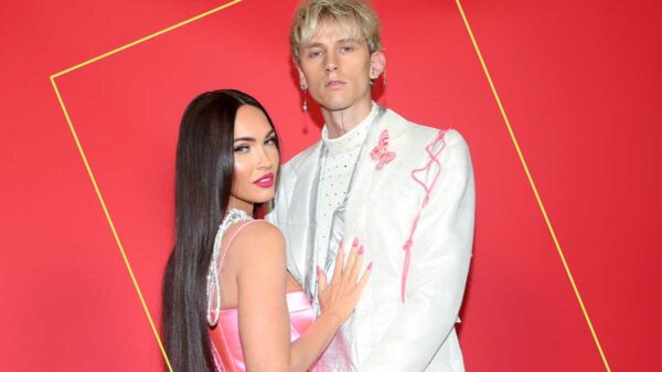 Machine Gun Kelly revela que se apuñaló a sí mismo para impresionar a Megan Fox