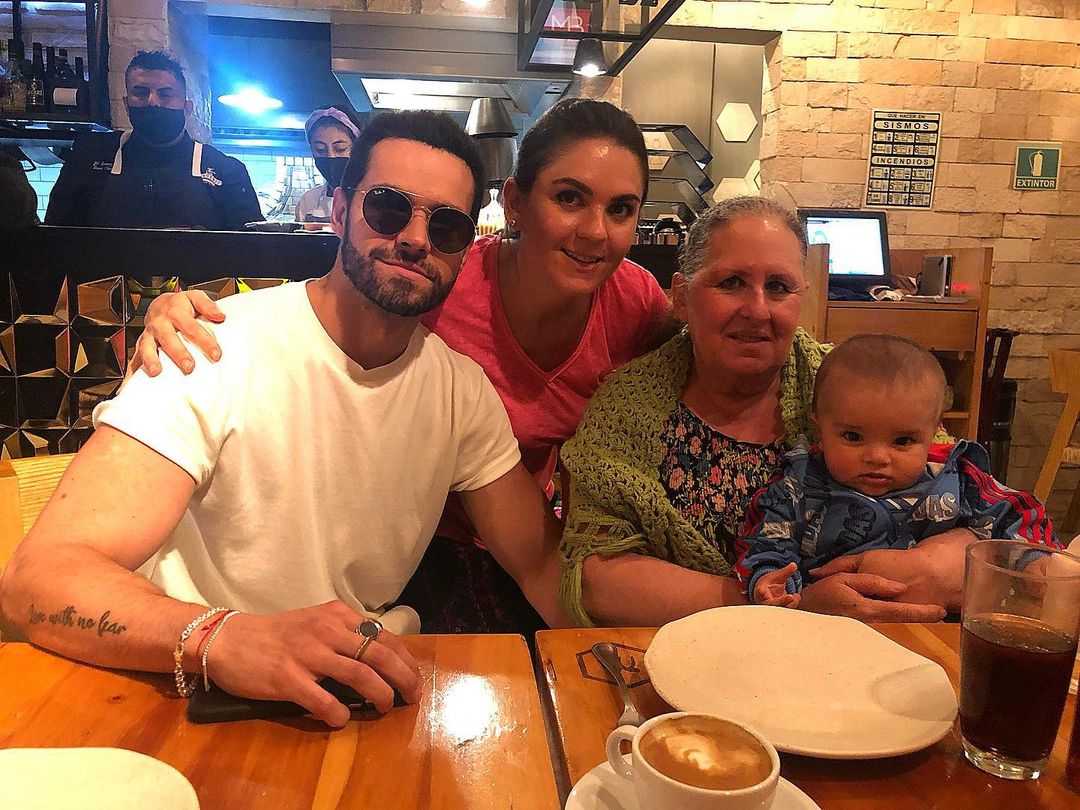 Mamá de Zoraida Gómez justifica el "primer beso" de la actriz con Vicente Fernández