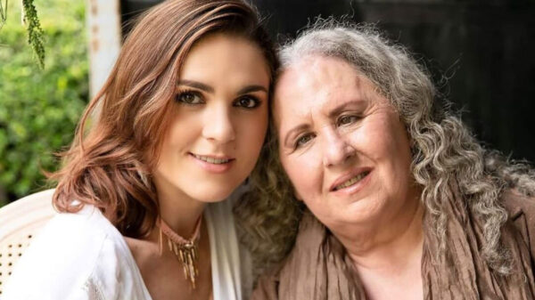 Mamá de Zoraida Gómez justifica el "primer beso" de la actriz con Vicente Fernández