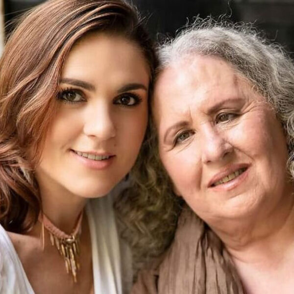 Mamá de Zoraida Gómez justifica el "primer beso" de la actriz con Vicente Fernández