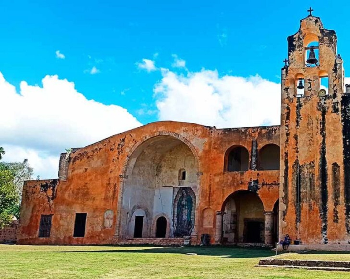Capilla abierta, escuela de indios; los indígenas mayas tenían prohibido entrar al templo, para ello los frailes utilizaron un edificio contiguo sin techo como capilla abierta.