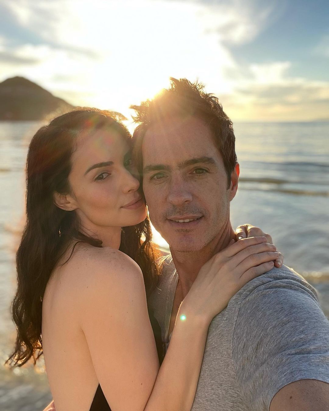 Mauricio Ochmann arma su primer árbol de navidad con Paulina Burrola
