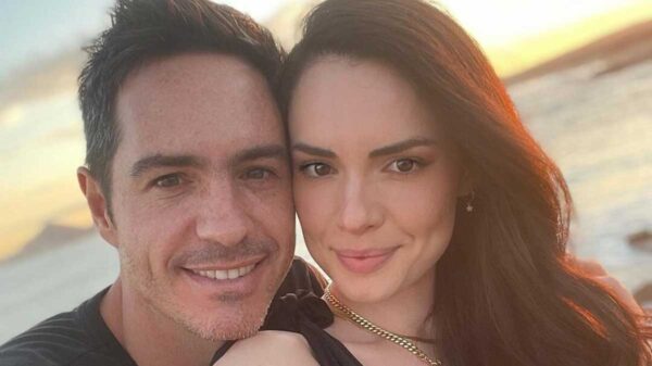 Mauricio Ochmann arma su primer árbol de navidad con Paulina Burrola