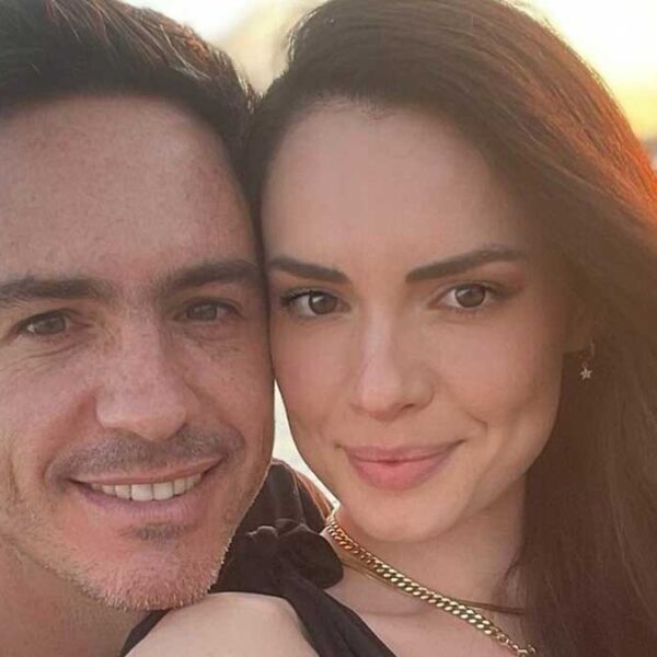 Mauricio Ochmann arma su primer árbol de navidad con Paulina Burrola