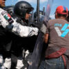 Con piedras y palos se enfrentan migrantes con elementos del INM y Guardia Nacional