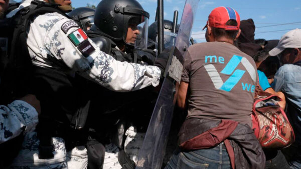 Con piedras y palos se enfrentan migrantes con elementos del INM y Guardia Nacional