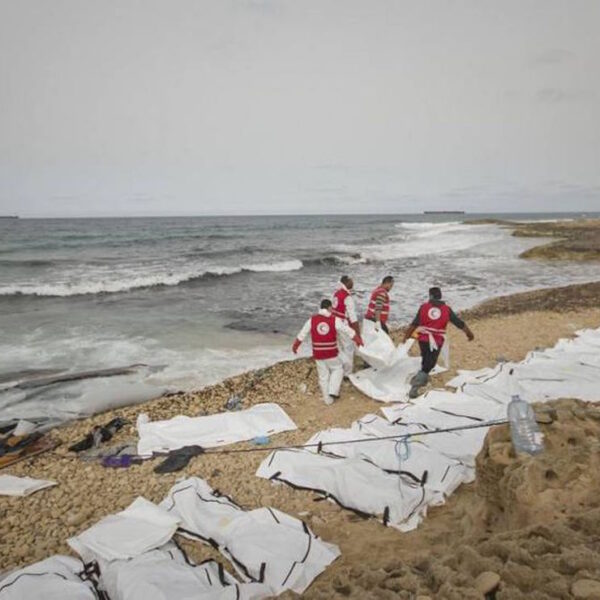 Recuperan 28 cuerpos de migrantes tras naufragio de embarcación