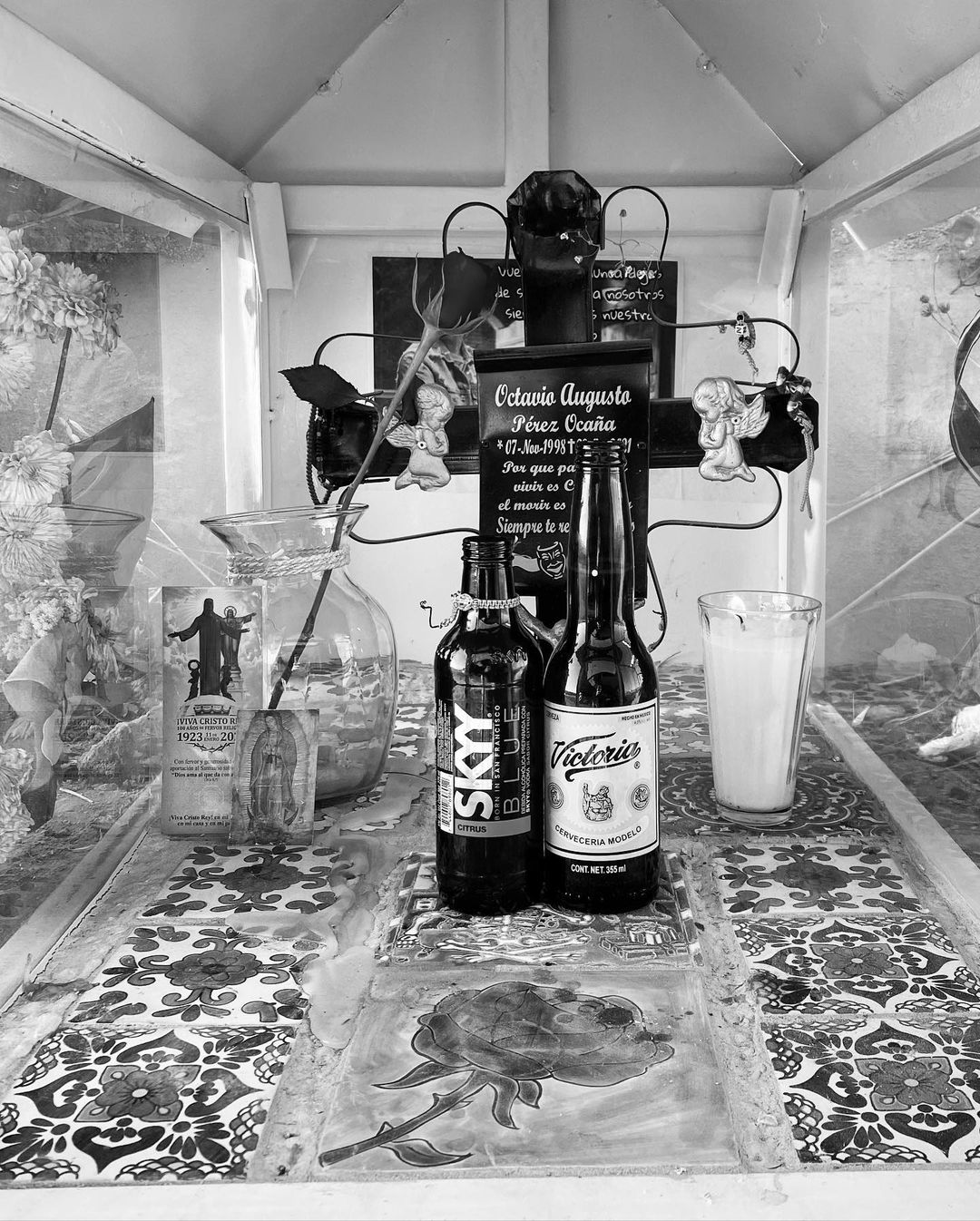 Novia de Octavio Ocaña "brinda" en el lugar donde murió el actor