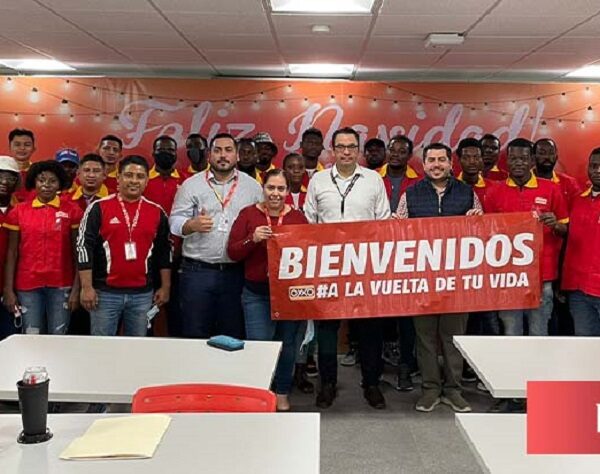 Contrata Oxxo como cajeros a inmigrantes haitianos.