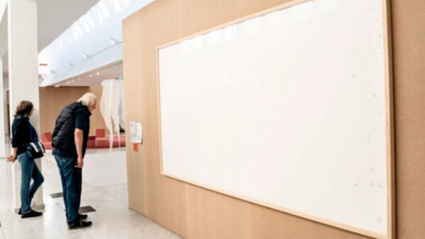 A pesar de recibir 84 mil dólares, artista entrega obra en blanco