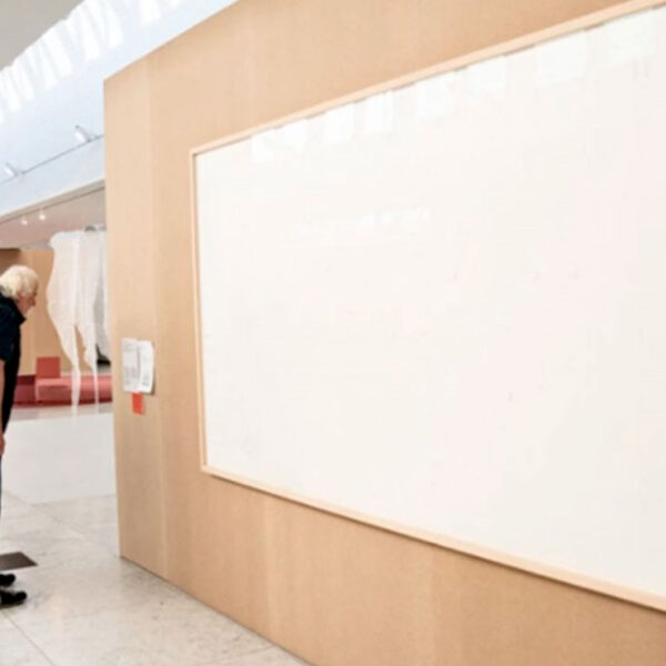 A pesar de recibir 84 mil dólares, artista entrega obra en blanco