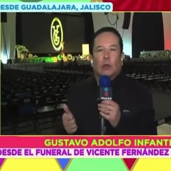 Tremendo oso de Gustavo Adolfo Infante en la misa de Vicente Fernández