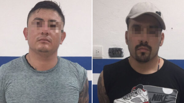 En Playa del Carmen detienen a dos sujetos en auto robado; portaban arma de fuego.