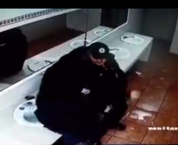 Pareja de policías besucones rompe un lavabo (VIDEO).