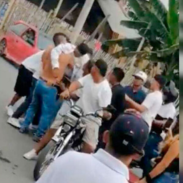 Jóvenes sacan de su ataúd el cadáver de su amigo para darle el ‘último paseo’ en moto