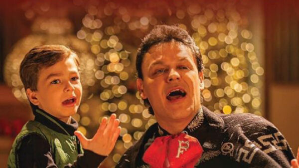 Pedro Fernández aparece cantando junto a su nieto y lo critican