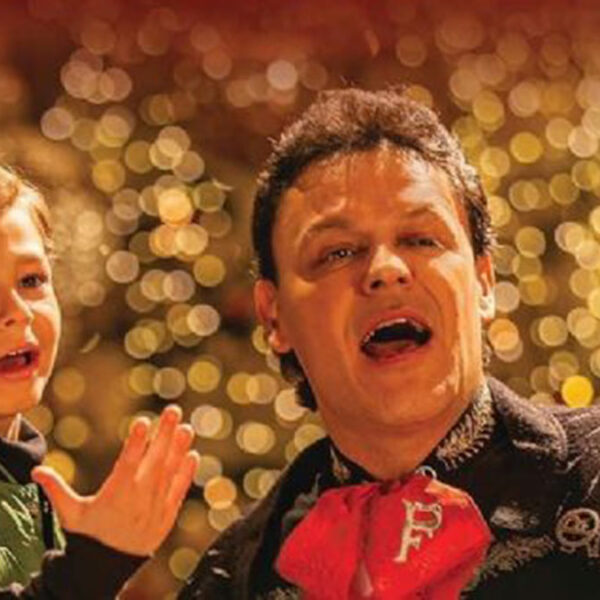 Pedro Fernández aparece cantando junto a su nieto y lo critican