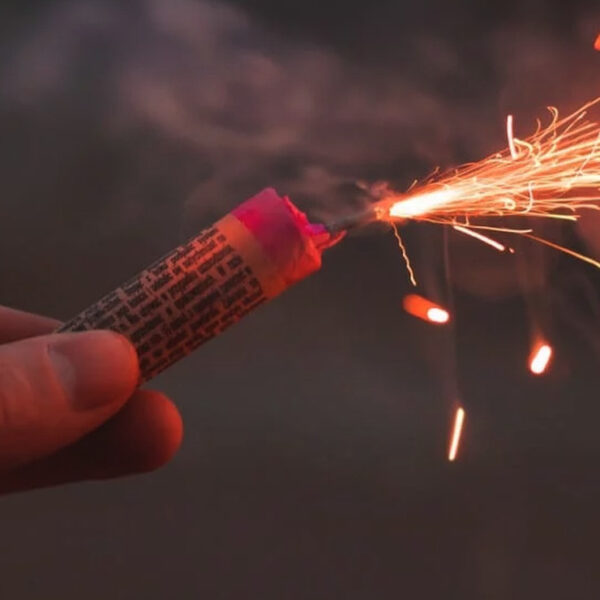 Pierde la mano tras explotarle pirotecnia en fiesta de Navidad