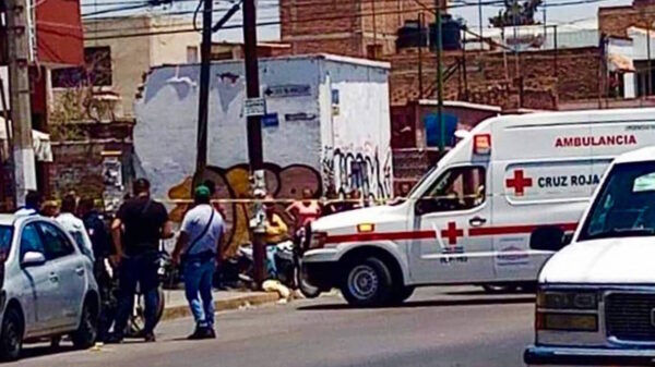 ¡Sujetos armados se enfrentan con la policía; hay 4 civiles y un agente muerto