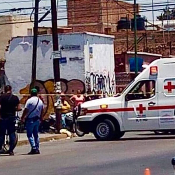 ¡Sujetos armados se enfrentan con la policía; hay 4 civiles y un agente muerto