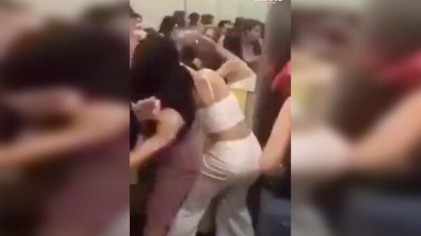 Video: Posada termina en golpiza por regalo de lencería