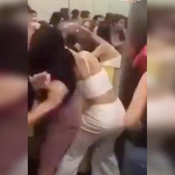 Video: Posada termina en golpiza por regalo de lencería