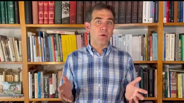 Entregan al INE otro millón de firmas para revocación de mandato