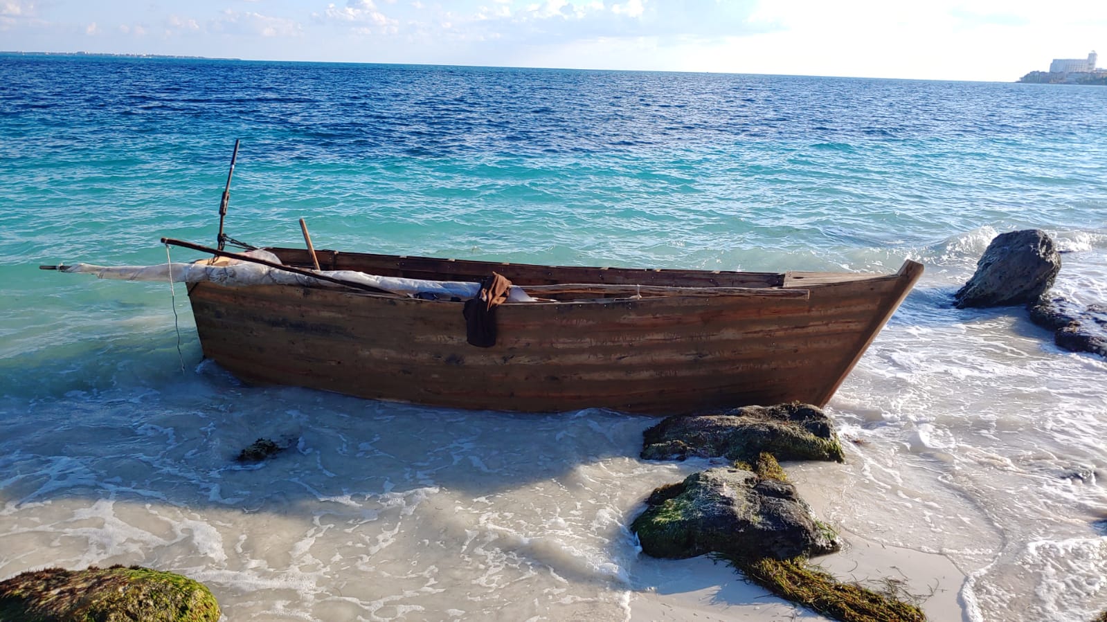 Embarcación "hechiza" en la que presuntamente desembarcaron varios inmigrantes cubanos, ahí se encontraron bidones con agua y ropa.